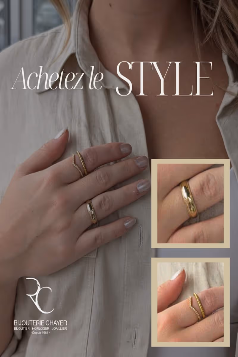 Main féminine portant une chemise beige avec plusieurs bagues dorées, dont une simple bague lisse et deux bagues fines décoratives.